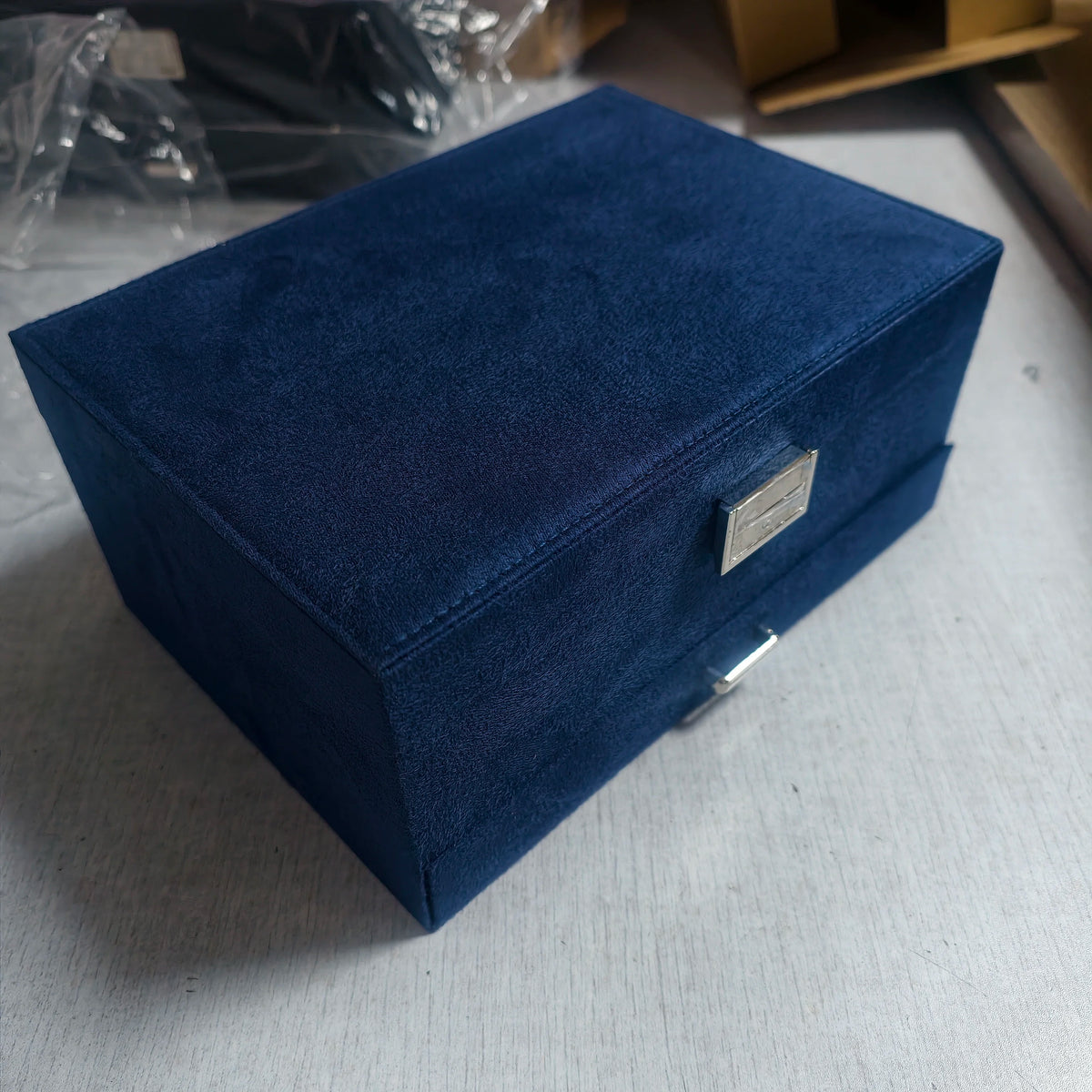 Eine luxuriöse, dunkelgrüne Schmuckaufbewahrungsbox, speziell entworfen als exquisite dreistöckige Schmuckschatulle mit Schubladen